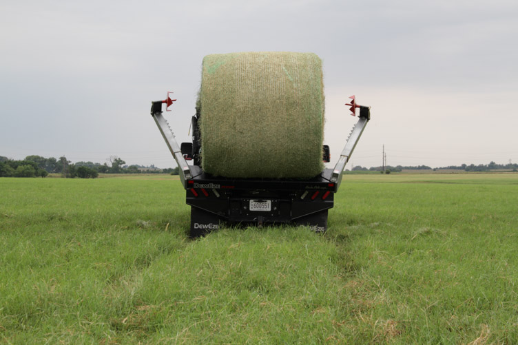 Pivot Squeeze Bale Bed Dakota Fluid Power